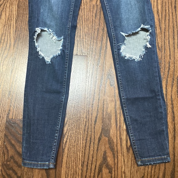 Free People Skinny Women’s Distressed Jeans in Blue Wash. size 25 - Picture 3 of 11